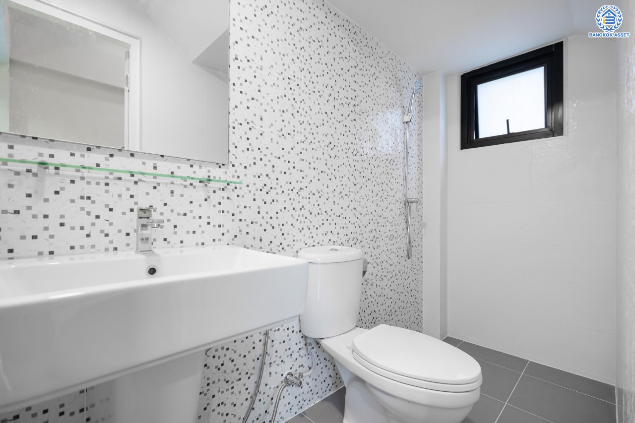 บ้านมือสองตกแต่งใหม่ ดีไซน์สวย ม.บ้านช่อชัยพฤกษ์ จรัญฯ-ปิ่นเกล้า เนื้อที่ 47.5 ตร.ว. ฟังก์ชัน 3 ห้องนอน 3 ห้องน้ำ จอดรถได้ 2 คัน รองรับทุกกิจกรรม บนทำเลเชื่อมต่อหลายเส้นทาง ใกล้จุดขึ้นทางด่วน "ศรีรัช" และรถไฟฟ้าสายสีแดง "สถานีบางบำหรุ"